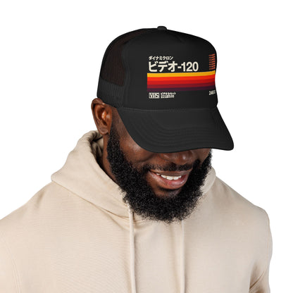 Retro VHS Trucker Hat — ビデオ-120 Vintage Stripe Foam Trucker